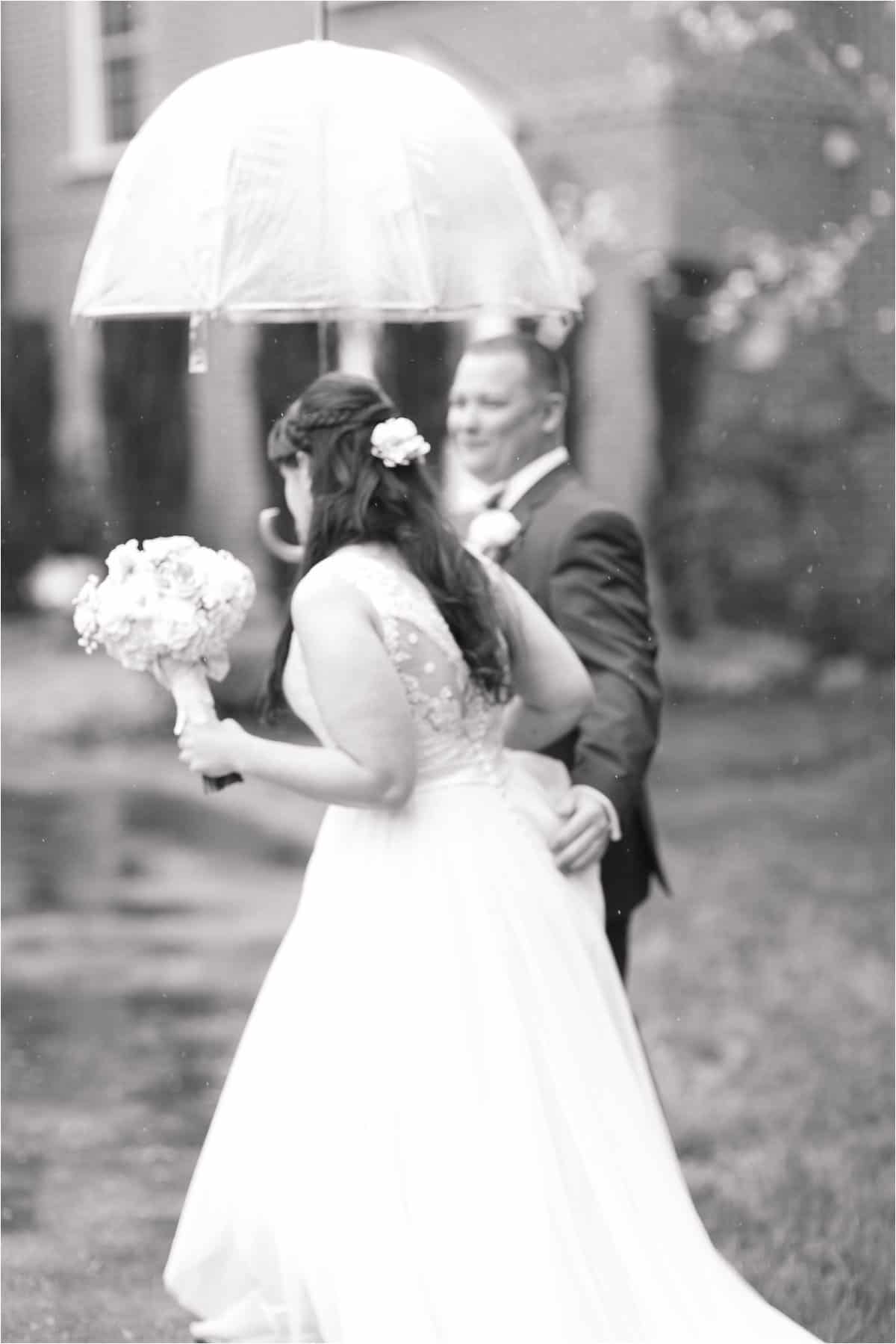 tips for rainy wedding photos