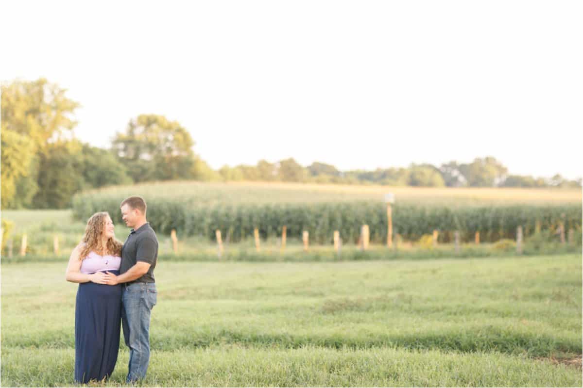 fun and sunny rustic maternity photos